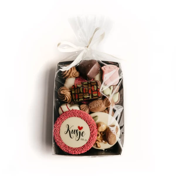 Bakje gevuld met een Valentijn assortiment aan chocolade