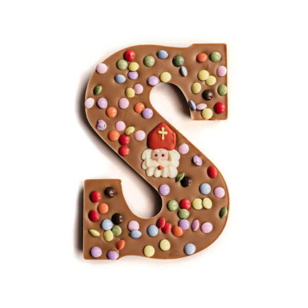 Gedecoreerde chocoladeletter met smarties