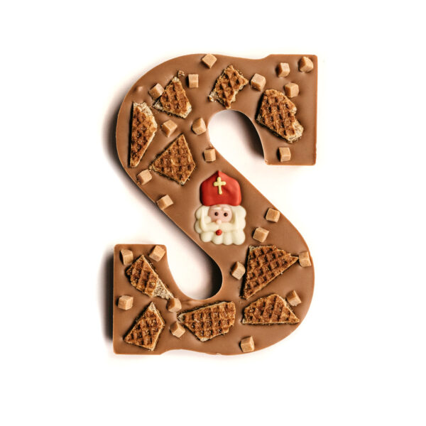 Gedecoreerde chocoladeletter met stroopwafel caramel