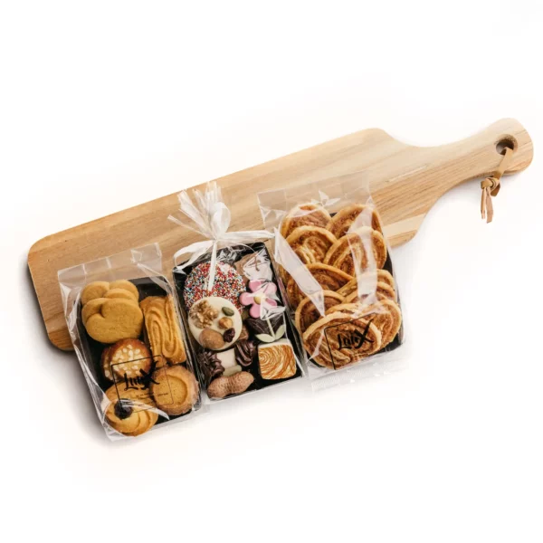 Luxe cadeau snijplank met roomboter koekjes, chocolade en kaasvlinders