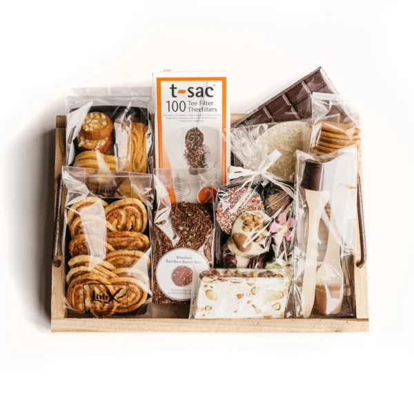Luxe houten tray breed gevuld met diverse patisserie en chocolade producten
