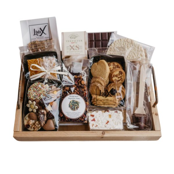 Luxe houten dienblad gevuld met chocolade, koekjes en hartige producten