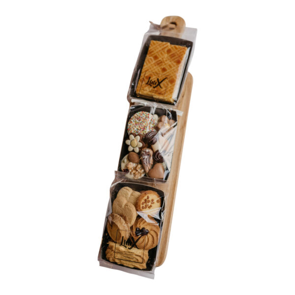Luxe cadeau snijplank met roomboter koekjes, chocolade en boterkoek